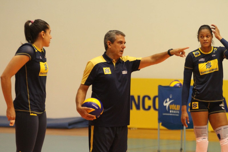 Técnico José Roberto Guimarães orienta jogadoras antes do Mundial de Vôlei da Itália | Divulgação / CBV