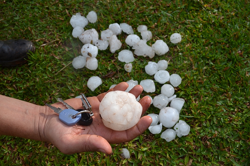Cidade de Marmeleiro, no Sudoeste do Paraná, foi atingida por uma intensa queda de granizo de aproximadamente 15 minutos | Niomar Pereira / Gazeta do Povo