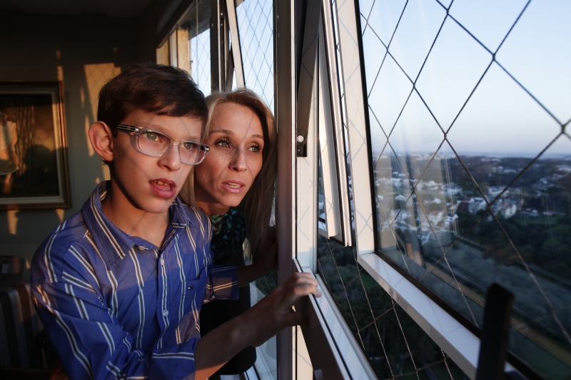 Sabrina Muggiatti criou uma ONG para ajudar na divulgação da doença depois de descobrir que o filho Jorge era portador | Daniel Castellano / Gazeta do Povo