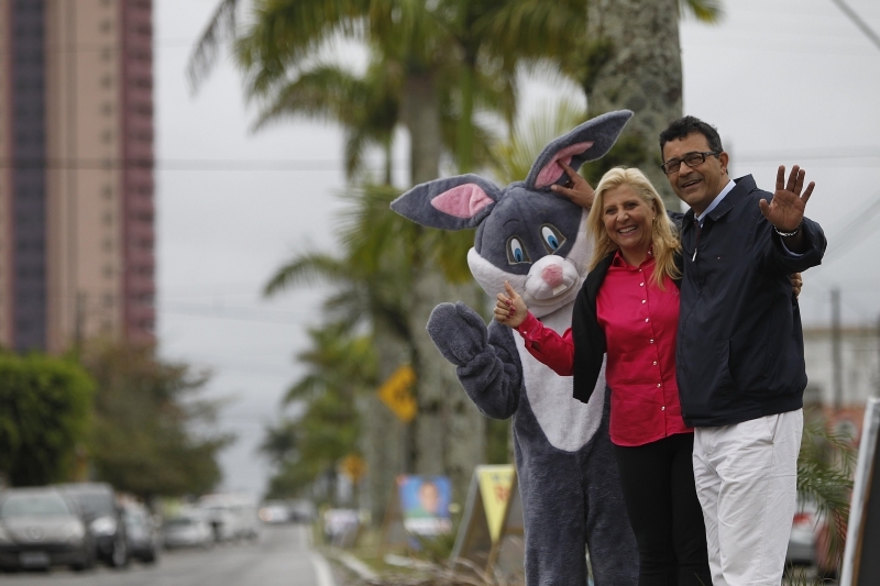 Marcelino e Adriana Coelho com o símbolo da campanha | Jonhatan Campos/ Gazeta do Povo
