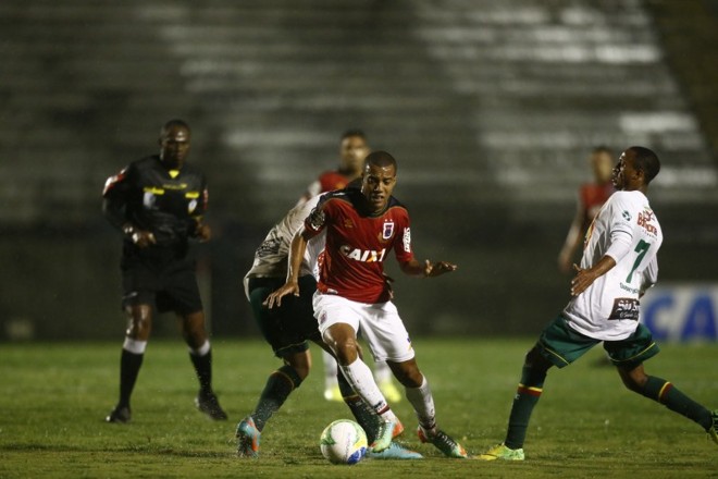 Lateral-esquerdo paranista Breno tenta furar defesa do Sampaio Corrêa | 