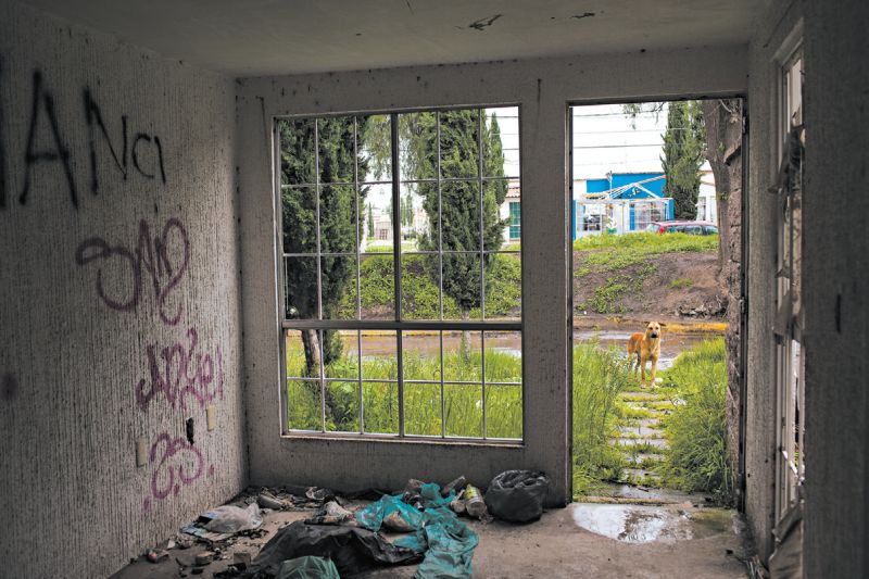 Sem empregos ou serviços, moradores desocupam casas em La Trinidad, a 60 km de distância da Cidade do México | Rodrigo Cruz PARA The New York Times