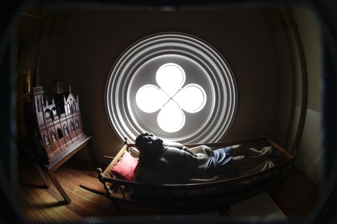 Senhor Morto da procissão da Sexta-Feira Santa e réplica da catedral | 