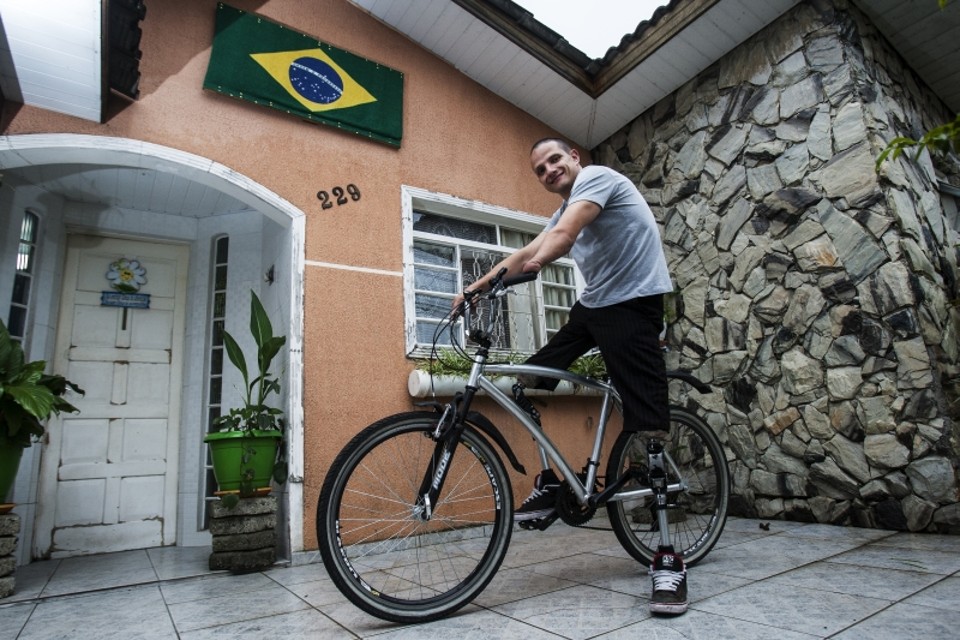 Eron recebeu em 2012 as novas próteses do INSS | André Rodrigues/Gazeta do Povo