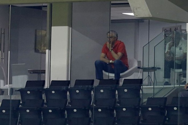 Presidente Mario Celso Petraglia assiste ao jogo com o Vitória: Justiça determinou a entrada da imprensa em todos os jogos do Atlético na Arena |