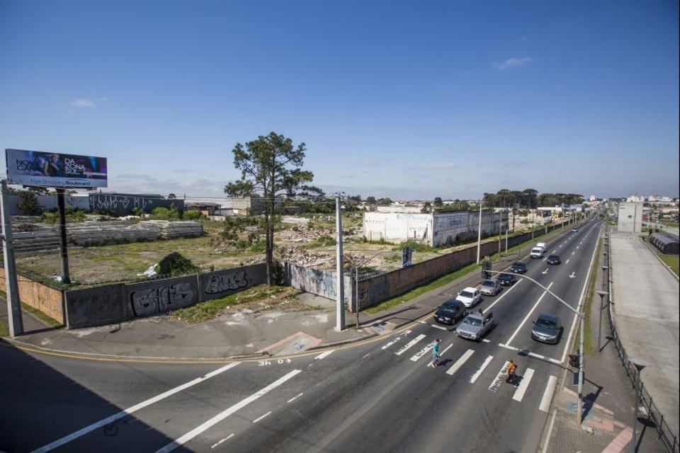 Barracões darão espaço ao comércio no terreno onde será construído o Shopping Boulevard, na Linha Verde | Brunno Covello/ Gazeta do Povo