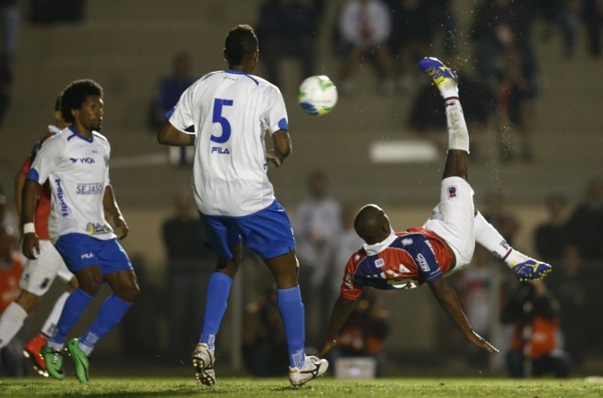 Adaílton tenta gol de bicicleta contra o Avaí |