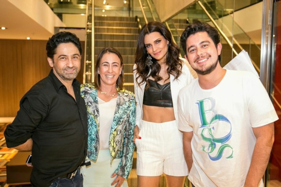 A top e apresentadora Fernanda Motta com a empresária Maria Lúcia Vialle, o maquiador Thiago Straub (à dir.) e ohair stylistAuro Ottoni, todos do salão Torriton do Pátio Batel, nas comemorações do primeiro aniversário do shopping | Diego Pisante