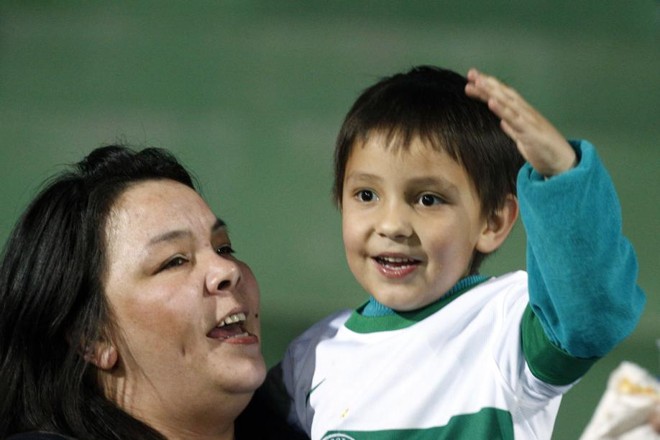 No colo da mamãe para torcer pelo Coritiba | 