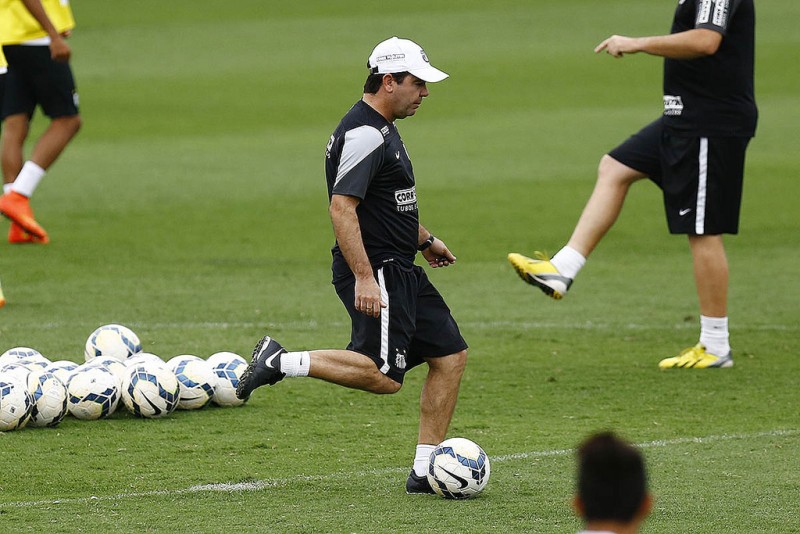 Técnico Enderson Moreira comandou o primeiro treino no comando do Santos | Ricardo Saibun / Santos FC