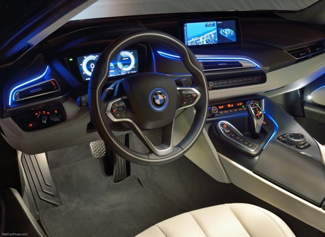 O ambiente da cabine do i8 remete aos carros futurísticos vistos nas telas de cinema |