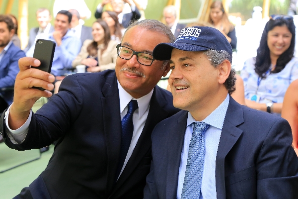 Os prefeitos Michael Colemann e Gustavo Fruet em momento descontraído durante a assinatura do protocolo de relacionamento que torna Curitiba e Columbus cidades irmãs, ontem, na sede da Secretaria Municipal do Meio Ambiente | Valdecir Galor