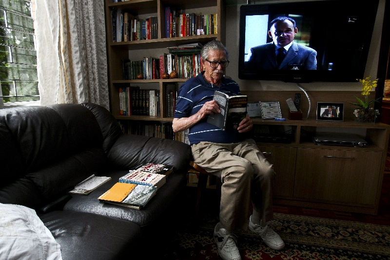 Milton Ivan Heller, em seu apartamento: jornalista e historiador na base da resistência | André Rodrigues/Gazeta do Povo