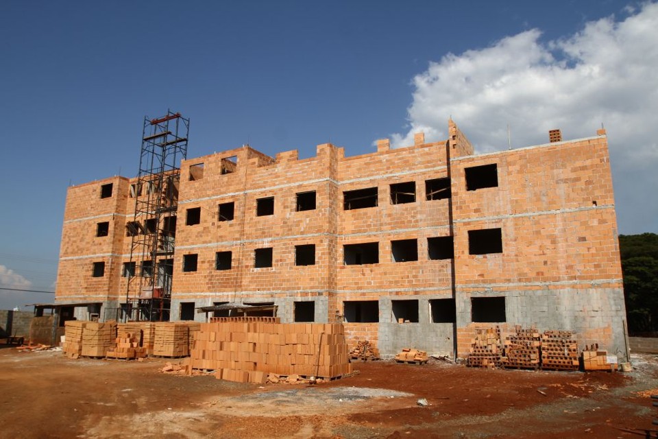 Investimentos no setor da construção chegou a R$ 336,59 bilhões em 2012. | Jornal de Londrina/Roberto Custodio