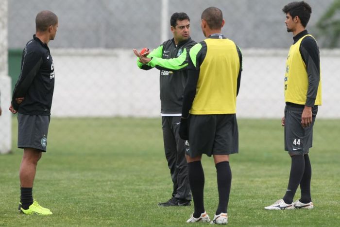 Marquinhos Santos manteve o mistério na escalação do Coxa para enfrentar o Flamengo no treino desta terça-feira | Aniele Nascimento / Gazeta do Povo