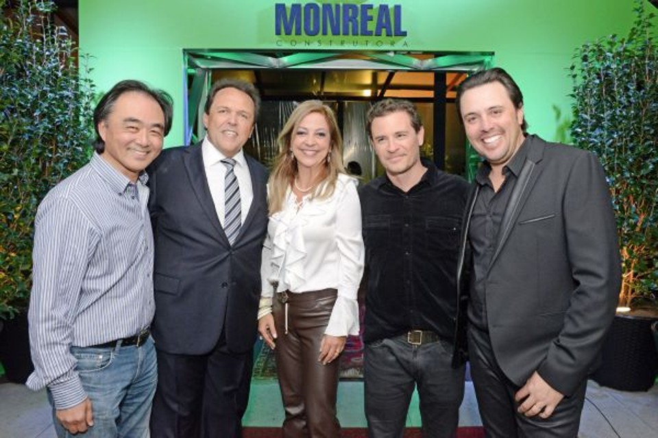 O empresário Guido Garcia (de terno) e seu filho Cassiano Garcia (último à dir.), diretores da construtora Monreal, com os arquitetos Adolfo Sakaguti (à esq.), Elaine Zanon e Maurício Melara na badalada festa de lançamento da primeira casa construída pelo sistemaSteel Frame, nesta quinta-feira, no Pátio Batel | Gerson Lima