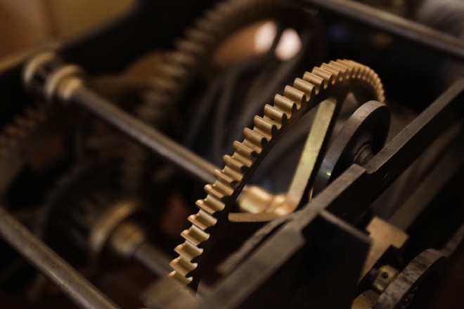 Detalhe do maquinário do antigo relógio de uma das torres, datado da década de 1880. O objeto saiu de funcionamento em 1998, quando os sinos do relógio foram automatizados | 