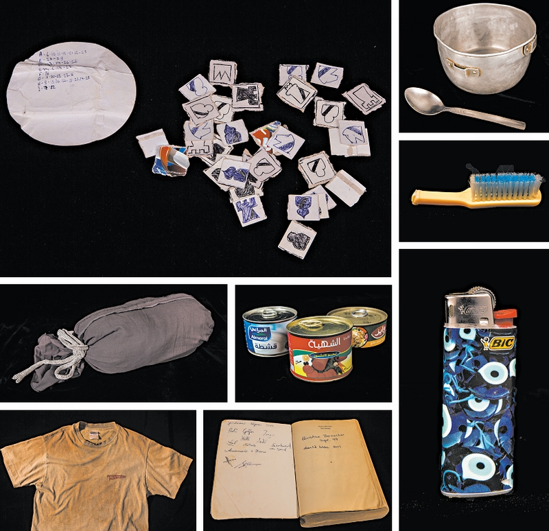 Objetos usados por reféns no cativeiro do Estado Islâmico, como um jogo de xadrez artesanal e uma almofada feita de perna de calça (acima à esq.); acima à dir., isqueiro que pertenceu ao jornalista americano James Foley, decapitado pelo EI os EUA se recusam a pagar resgates | glenna Gordon/The New York Times