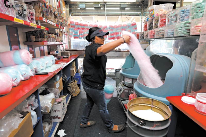 A vendedora Jenny Villon, que trabalha com algodão-doce há quase dez anos | hiroko masuike/The New York Times