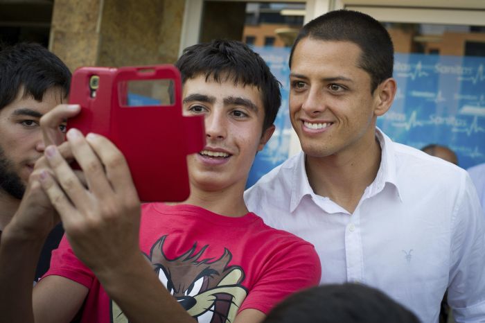 Chicharito Hernandez tira foto com torcedor do Real Madrid na chegada à Espanha | EFE