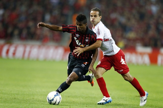 Mario Sérgio disputa bola com Morais, do América-RN |