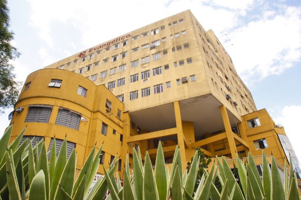 Evangélico: funcionários em greve pedem pagamento de salários atrasados | Hugo Harada/ Gazeta do Povo