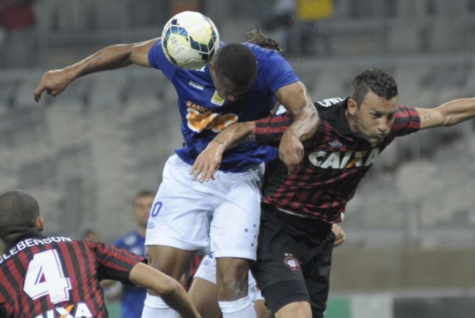 Gustavo comandou o trio de zagueiros do Atlético na derrota para o Cruzeiro | Gualter Naves / Light Press