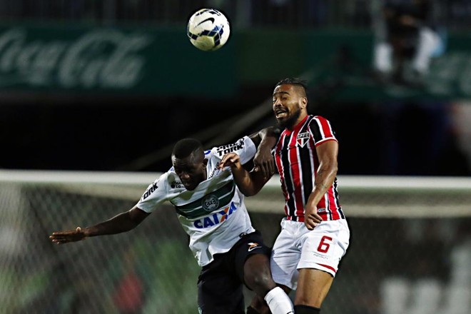 Novidade do time do Coritiba, atacante Joel disputa a bola com o são-paulino Alvaro Pereira |