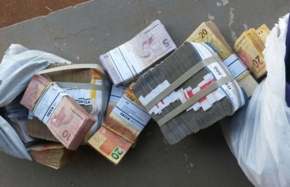Foram encontrados no interior do avião, R$ 504 mil em maços ainda com os invólucros da Caixa Econômica Federal | Polícia Civil/Divulgação