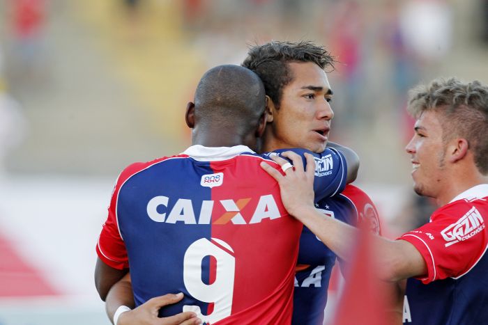 Jean comemora com Adaílton o gol da virada do Paraná sobre o Santa Cruz | Antonio More / Gazeta do Povo