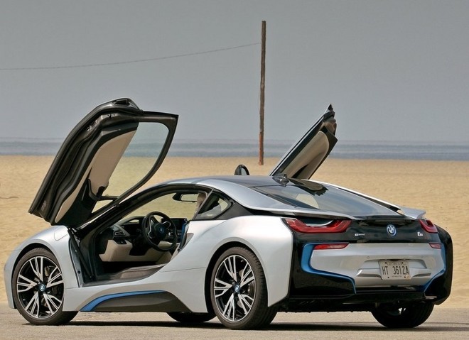 O i8 usa um motor 1.5 turbo a gasolina de três cilindros, que entrega 223 cv e 32,6 kgfm nas rodas traseiras; as dianteiras são movidas pelo motor elétrico de 133 cv e 25,4 kgfm |
