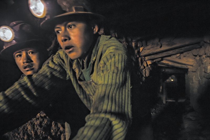 Túneis abriram uma cratera no topo de uma das maiores minas de prata do mundo, na Bolívia | Meridith Kohut para The New York Times