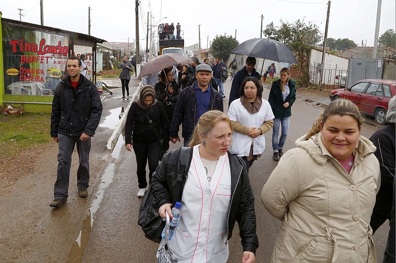 Grupo formado por professores, funcionários, alunos e comunidade local protesta contra a violência nas escolas | Aliocha Maurício / Agência de Notícias Gazeta do Povo