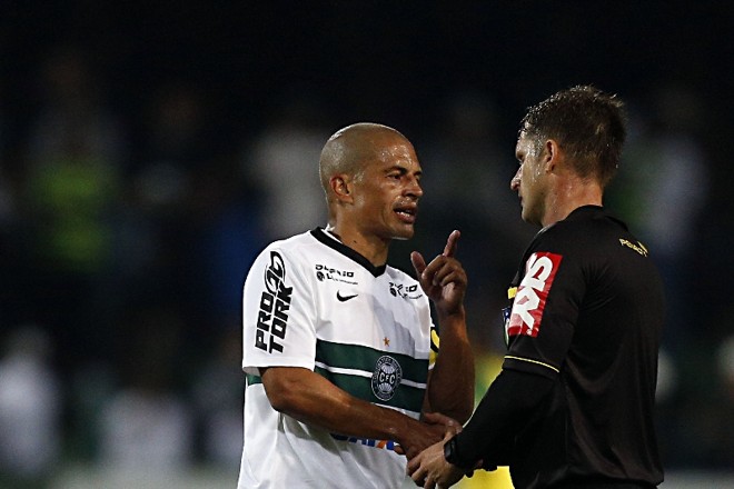Alex com o dedo em riste cobra o árbitro Vinícius Furlan | Albari Rosa/ Gazeta do Povo