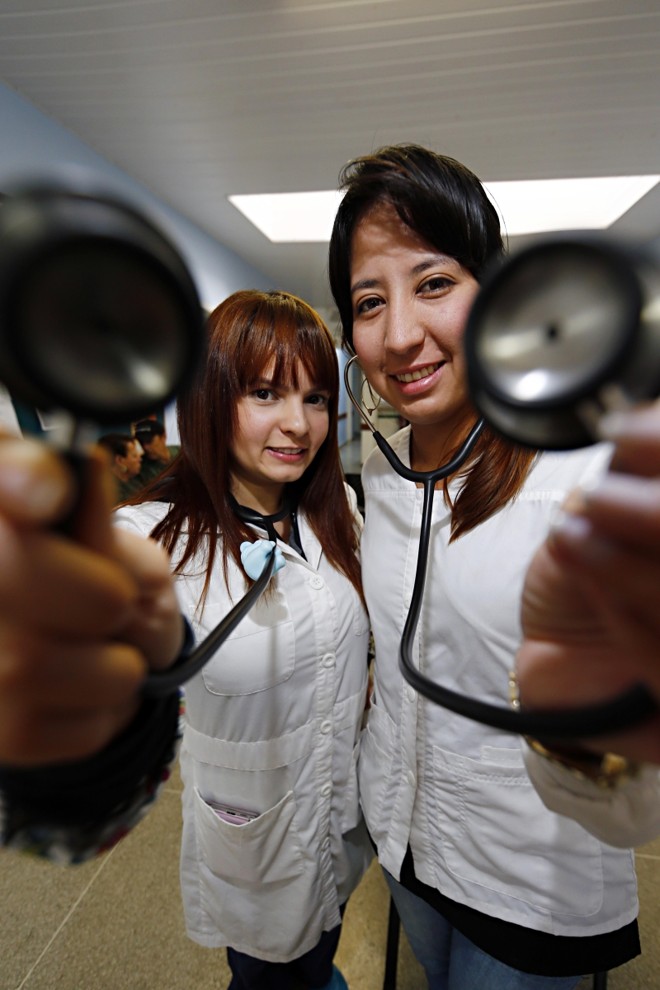 As médicas Maria Fernanda Fernandes Moraes e Milagros de Los Angeles Mavo Magrini, que atendem na unidade do Tarumã | 