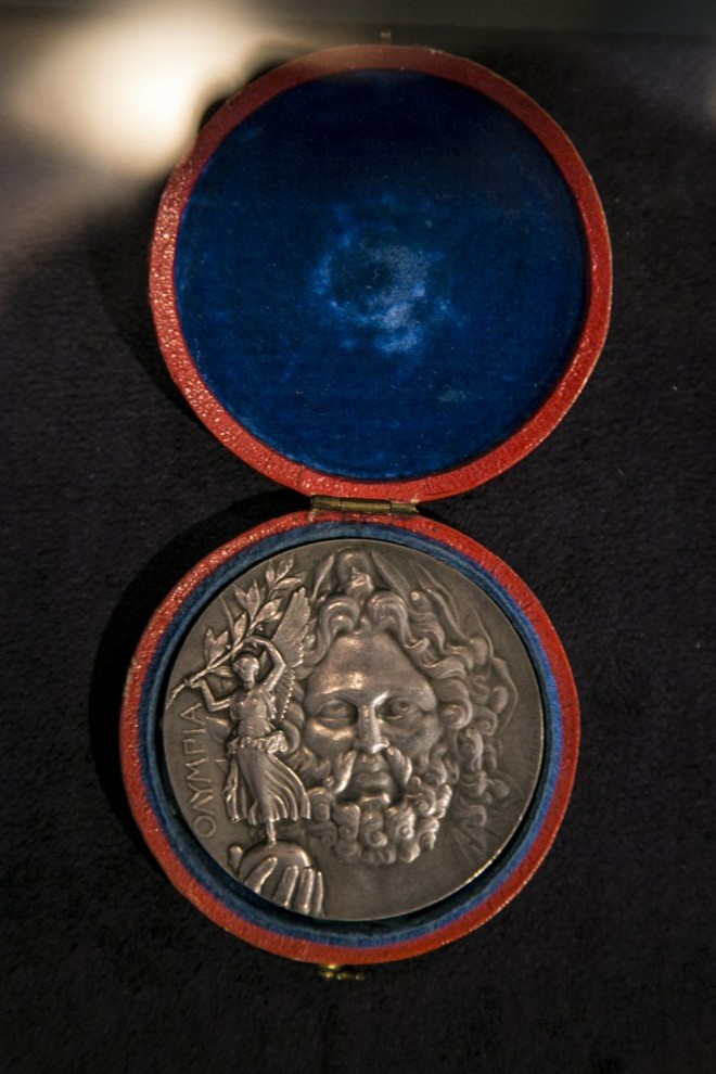 Medalha da primeira Olimpíada: Uma medalha original da primeira edição da Olimpíada, disputada em 1896, na Grécia  o berço dos Jogos Olímpicos  está na exposição Esporte Movimento, na Caixa Cultural. A peça é de prata, metal que cunhou a medalha dos campeões dos primeiros Jogos da era moderna  os segundos lugares ganhavam de bronze. A medalha de ouro só foi incluída nas premiações da segunda Olimpíada, disputada em Paris, na França, em 1900 | 
