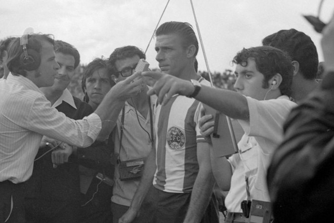 Augusto Mafuz (do lado direito) entrevista o zagueiro Nico, do Coritiba, na derrota por 4 a 3 para o Atlético no Paranaense de 1971. Nestor Baptista também aparece na foto, terceiro da esquerda para a direita | 
