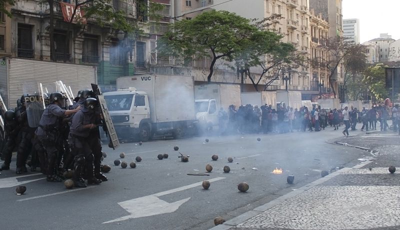 Ainda pela manhã, os embates se espalharam pelo centro da capital paulista | Stringer/ Reuters