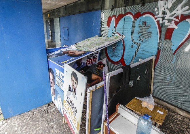 Sem-teto utilizaram cavaletes e banners de candidatos às eleições deste ano para fazer barracos improvisados |