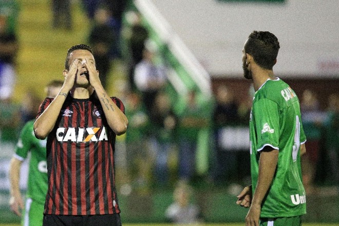 Gustavo lamenta a terceira derrota seguida do Atlético | Marcio Cunha / Agif / Folhapress