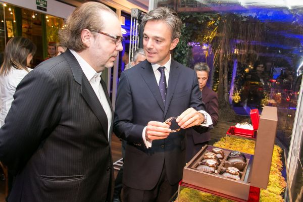 Marcelo Bergerson (de perfil), presidente do Grupo Bergerson, e o gerente geral da Cartier Brasil, Maxime Tarneaud, no exclusivo jantar de lançamento do relógio Calibre de Cartier Diver, anteontem, na varanda do restaurante Alessandro & Frederico, no Pátio Batel. O espaço ganhou uma ambientação especial e vitrines para a exposição dos cobiçados exemplares | Naideron Jr.