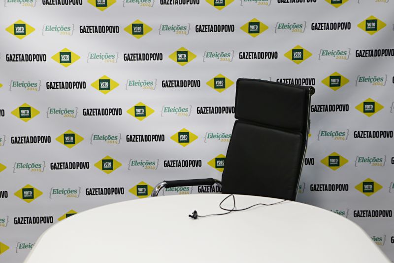 Cadeira vazia que seria ocupada por Requião: após a confirmação de que ele não compareceria, a Gazeta propôs que seus jornalistas fossem a algum lugar indicado pelo peemedebista para sabatiná-lo, para evitar que ele se locomovesse. Mas a sugestão foi recusada | Alexandre Mazzo/ Gazeta do Povo