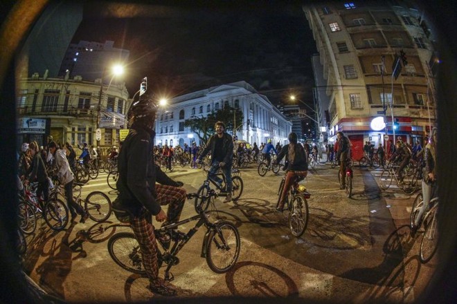À noite, cerca de 1,2 mil pessoas pedalaram pela cidade |