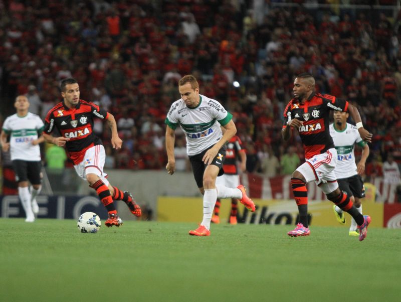 Zé Love em ação contra o Flamengo: atacante desperdiçou a primeira penalidade na disputa com os cariocas. | Divulgação/ Coritiba