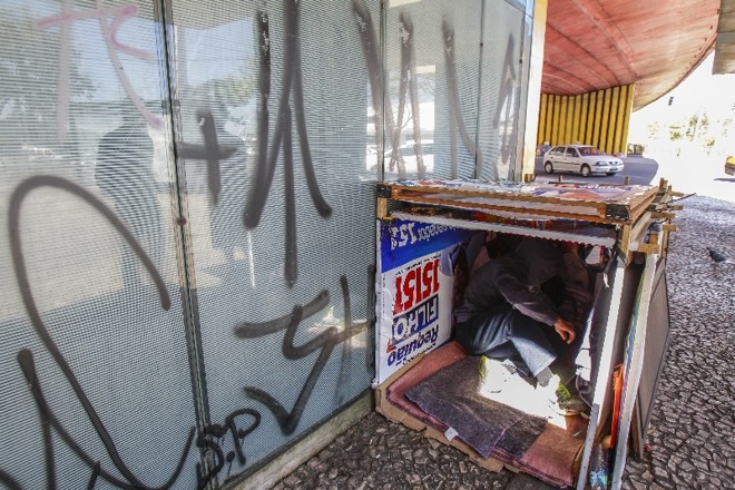 Clóvis usou seus dotes de carpintaria para montar sua cabana sob o Viaduto Capanema |