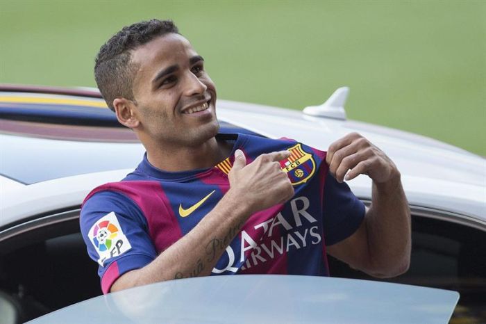 Alvo de críticas da torcida do São Paulo, Douglas, que foi para o Barcelona, representou uma das poucas negociações de peso do Brasil para a Europa na janela internacional | EFE