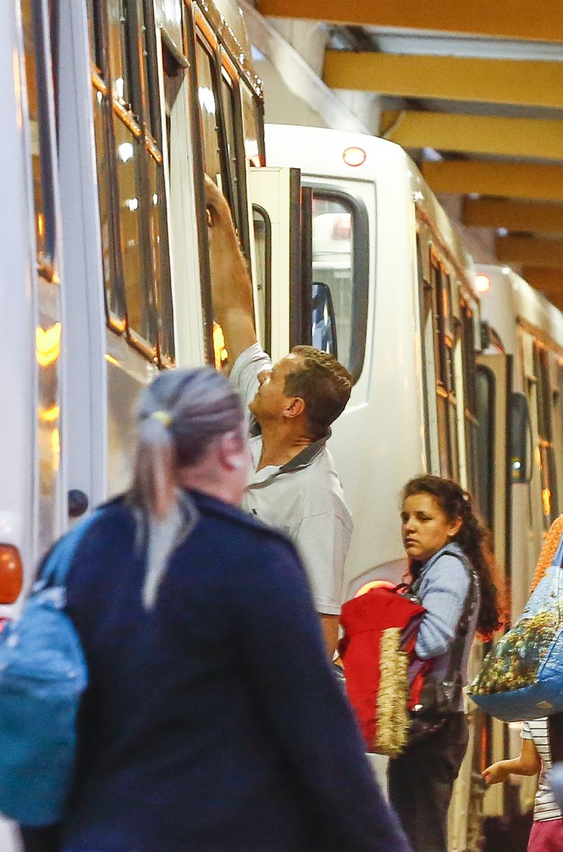 Homem vende créditos no Terminal Guadalupe, em Curitiba, na frente dos fiscais da Urbs | Hugo Harada/ Gazeta do Povo