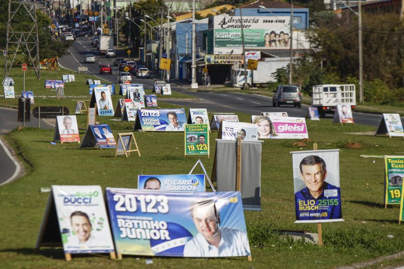 Cavaletes em rua de Curitiba: alguns candidatos recebem mais dinheiro do próprio partido para fazer campanha do que os outros | Daniel Castellano/ Gazeta do Povo
