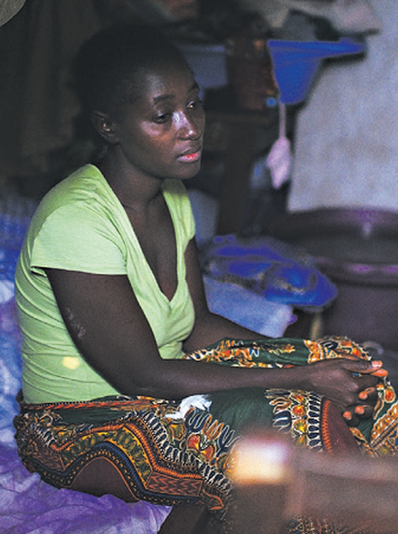 Os vizinhos se mantiveram afastados mesmo depois que Jattu Lahai, de 26 anos, se recuperou do ebola | Samuel Aranda para The New York Times