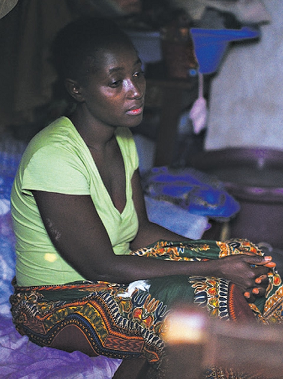 Os vizinhos se mantiveram afastados mesmo depois que Jattu Lahai, de 26 anos, se recuperou do ebola | Samuel Aranda para The New York Times